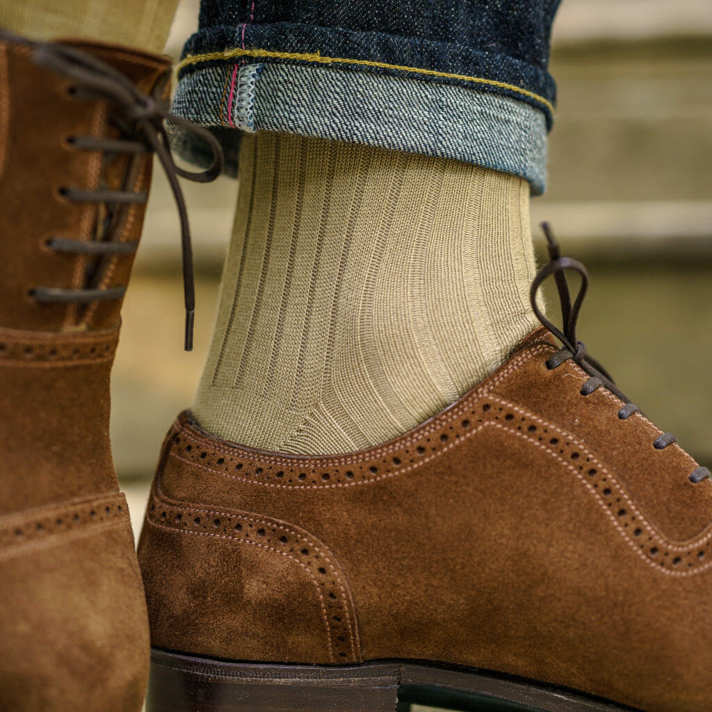 khaki cotton dress socks with cuffed jeans and brown suede oxfords